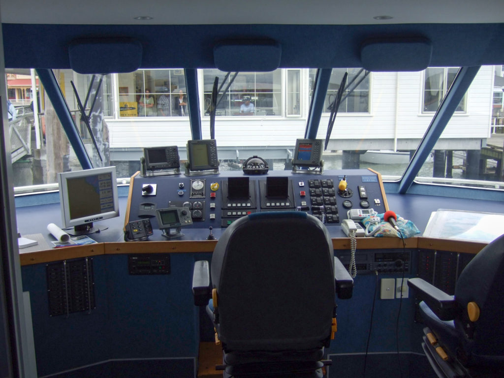 小型船舶の操舵室の画像