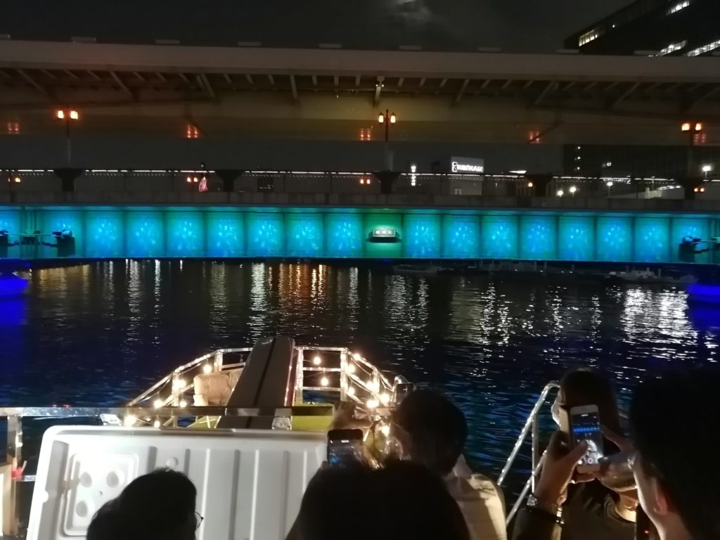 天満橋を間近に見上げる船上の画像