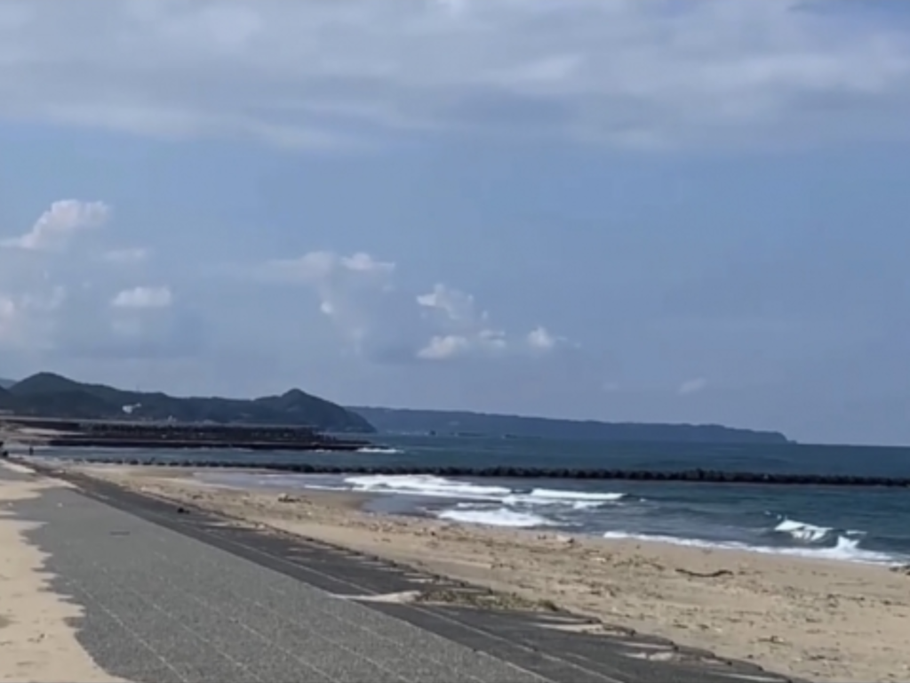 日本海とビーチ（鳥取賀露港）
