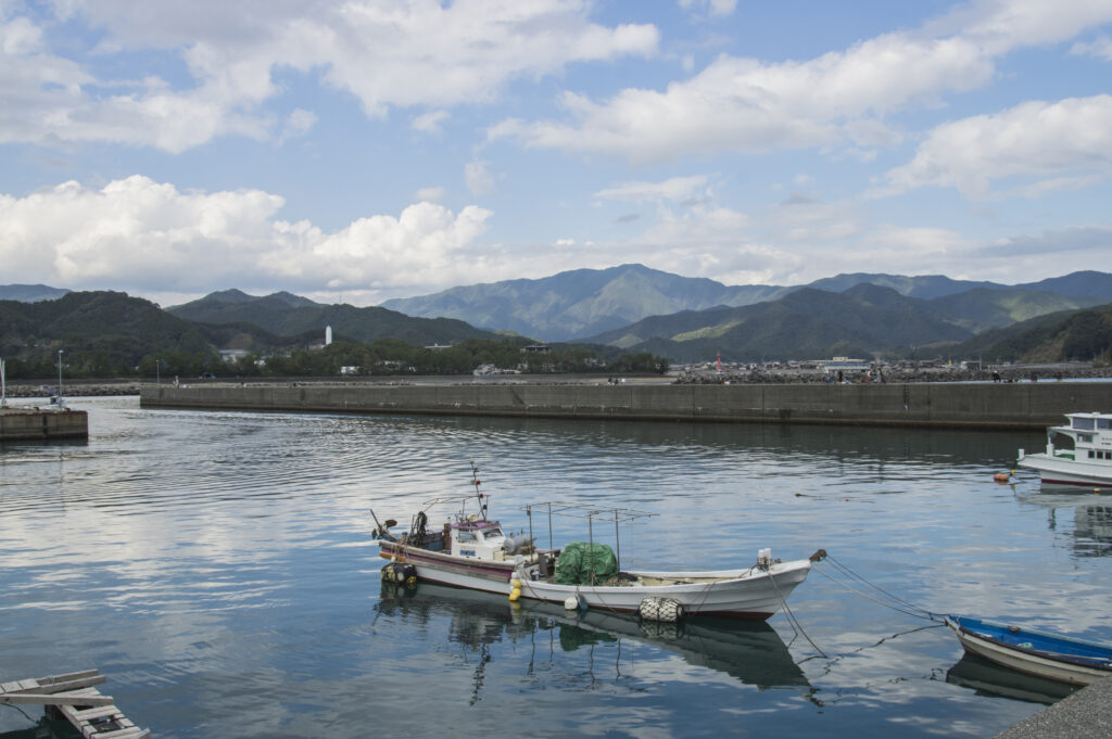 高知の海と漁船
