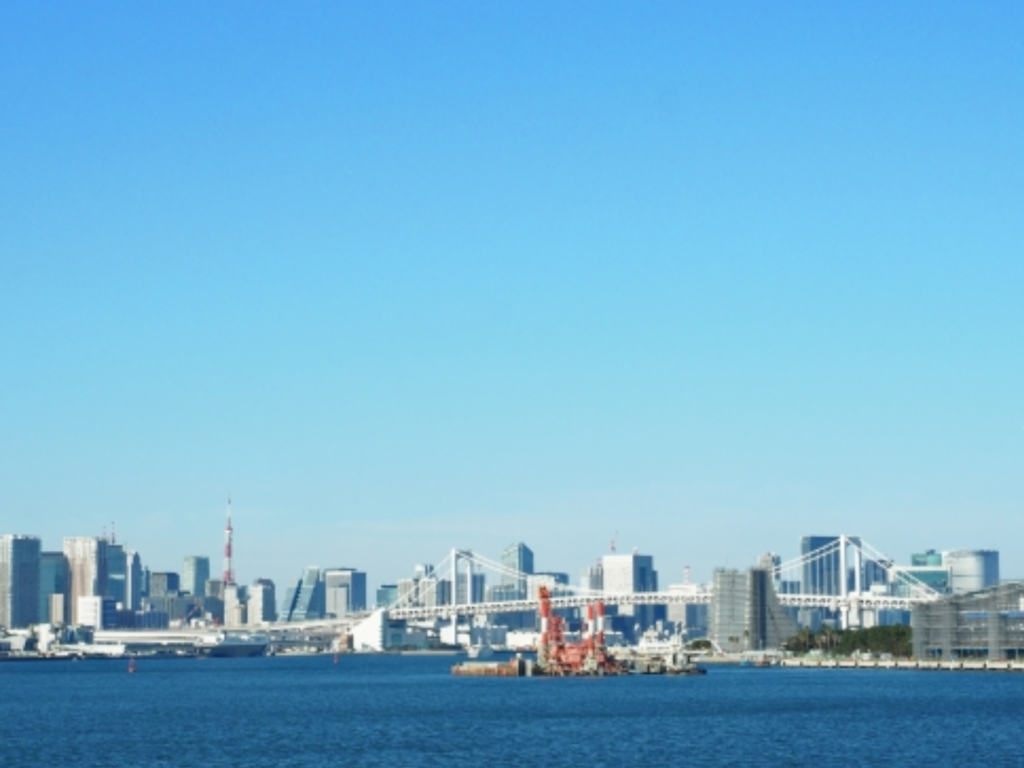 海上からの東京湾とビル群と青空