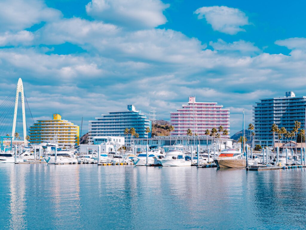 青空に映えるヨットハーバーと高層ホテル